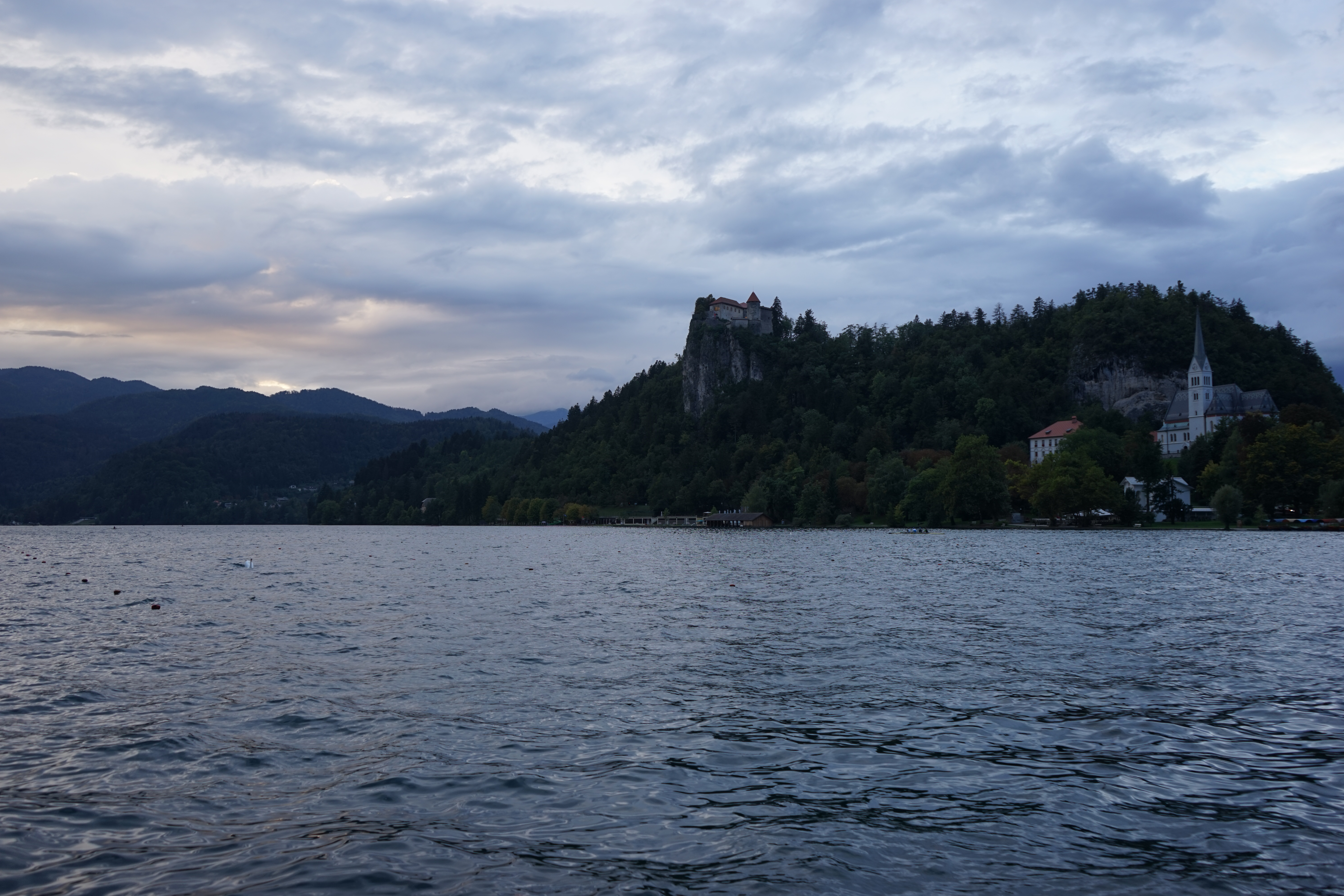 DSC03018 - 【スロベニア ブレッド湖・ボヒニュ湖・ヴィントガル渓谷】リュブリャナからブレッド湖への行き方とその魅力的な景色・雰囲気。