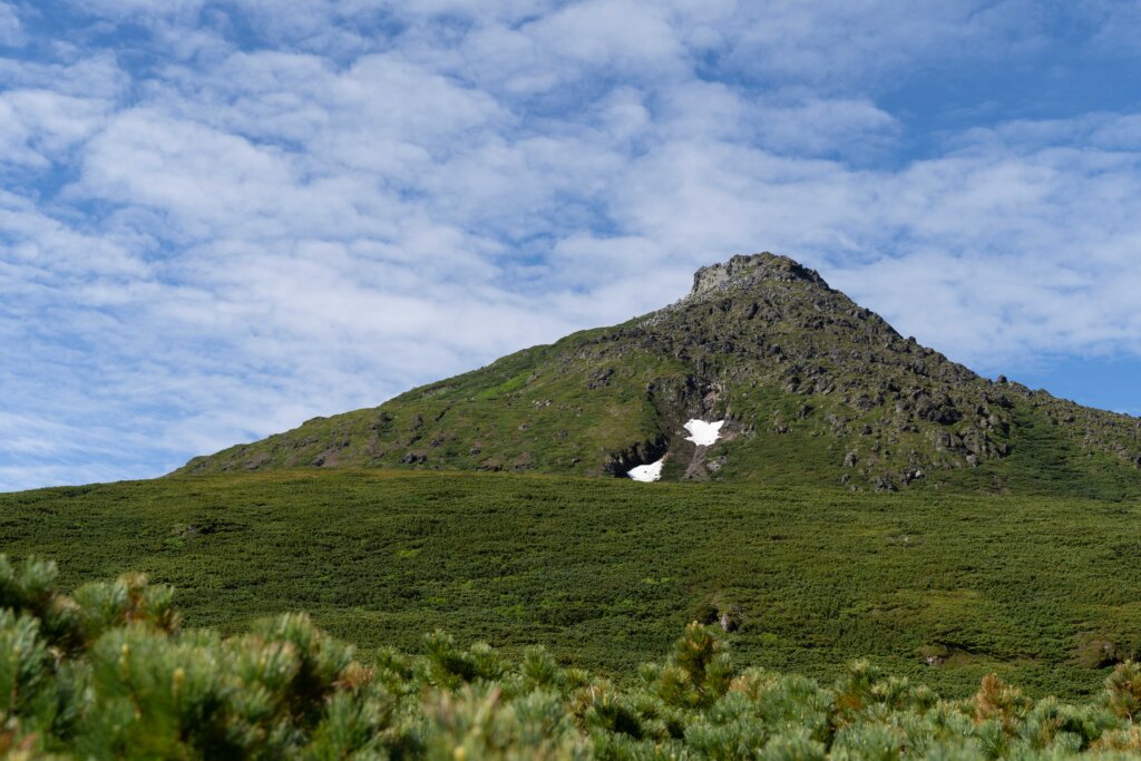 DSC07155 1024x683 - 【北海道 道東登山旅（１）羅臼岳】ヒグマに怯えながらの羅臼登山。澄み渡る空、最高にかっこいい。