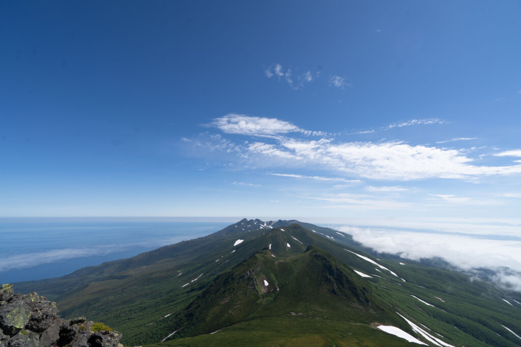 DSC07182 1024x683 - 【北海道 道東登山旅（１）羅臼岳】ヒグマに怯えながらの羅臼登山。澄み渡る空、最高にかっこいい。